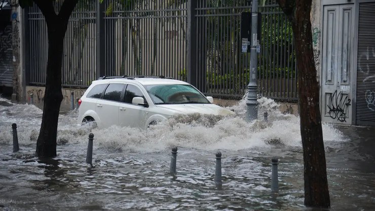 Chuva forte volta ao Rio nesta sexta com risco de raios