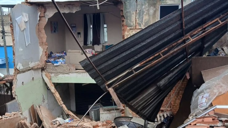 VÍDEO: casa desaba com 15 moradores em Juiz de
Fora, MG