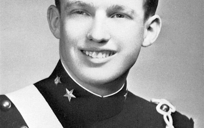 O exílio de Donald aconteceu quando ele tinha apenas 13 anos, sendo matriculado na Academia Militar de NY