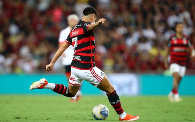 Momento em que Luiz Araújo chuta para o primeiro gol do Flamengo contra o São Paulo
