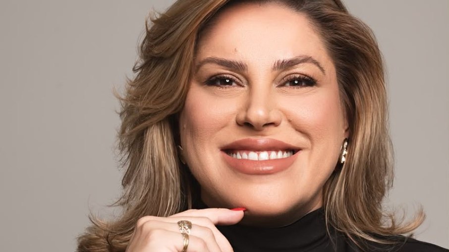 Rafaela Camargo criou campanha que leva acolhimento com lenços e cartas.