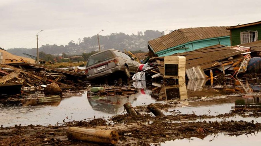 No Chile, um terremoto intenso de magnitude 8,8 devastou a região do Maule e causou quase 800 mortes, em 2010