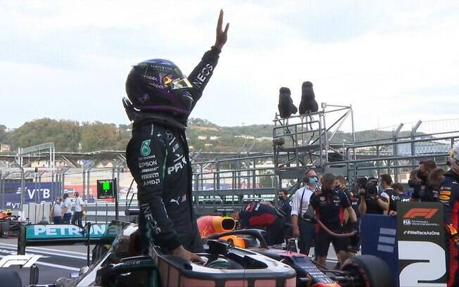 Hamilton comemora pole para o Grande Prêmio da Rússia