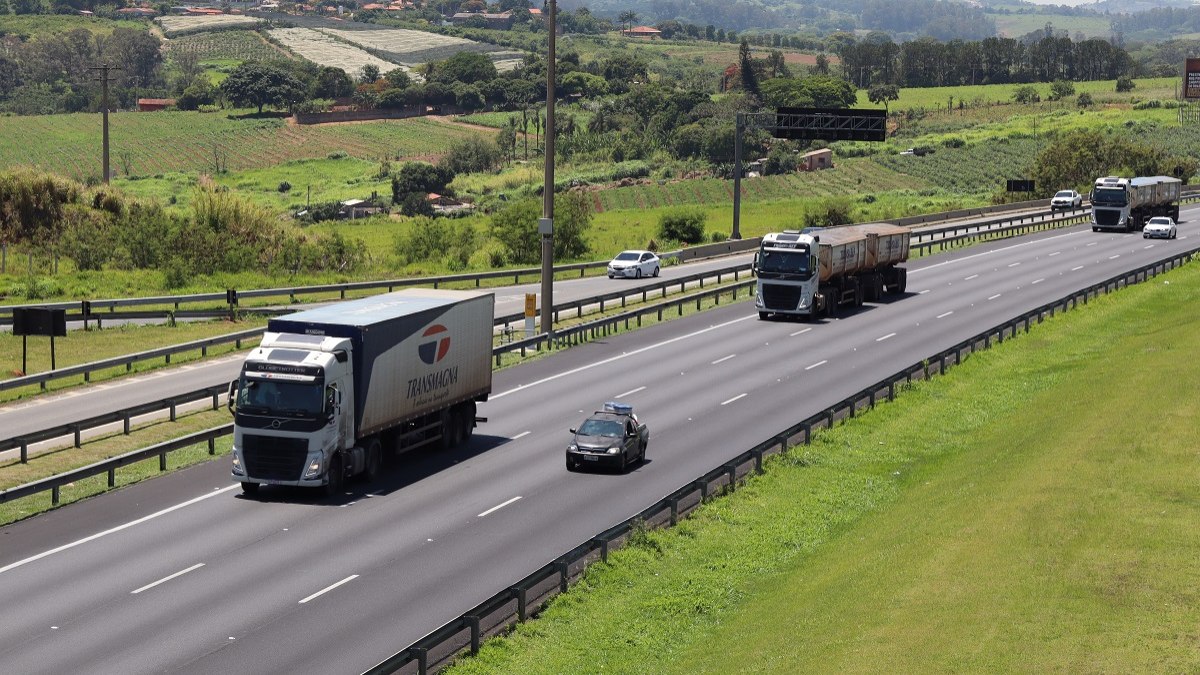 Caminhões na Rodovia dos Bandeirantes (SP - 348) Caminhões na Rodovia dos Bandeirantes (SP - 348)