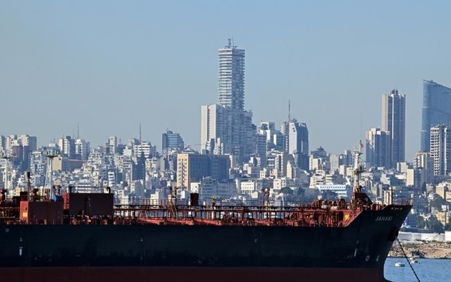 Petroleiro atracado na localidade de Dbayeh, em Beirute, em 24 de outubro de 2024