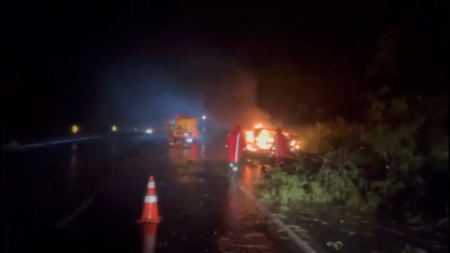 Carro pegou fogo após colisão