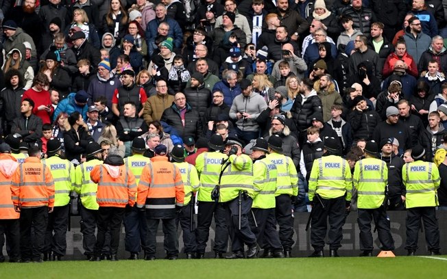 Jogo da Copa da Inglaterra é interrompido após confronto entre torcedores