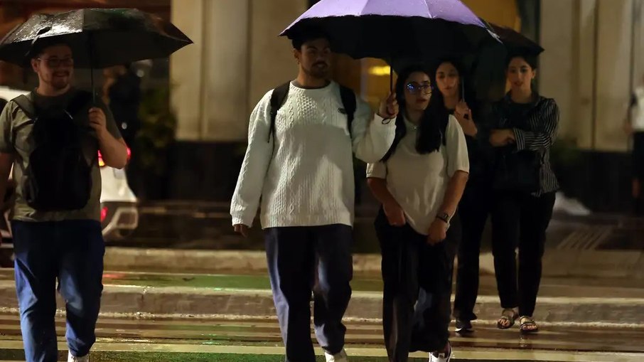 Pessoas durante chuva na Avenida Paulista Pessoas durante chuva na Avenida Paulista