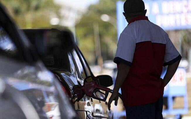 Preços da gasolina e do etanol caíram nos postos brasileiros na semana passada, segundo levantamento da ANP