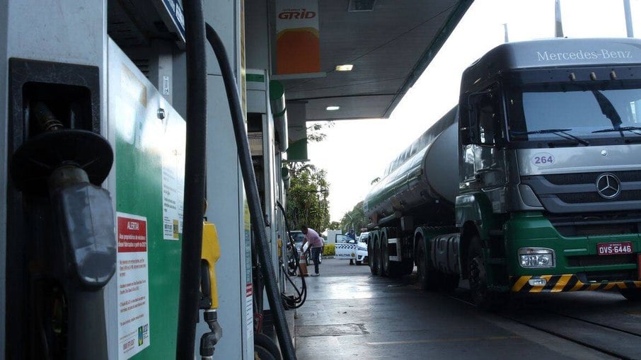 Bolsonaro quer zerar ICMS do diesel, mas compensar apenas parte da perda dos estados com R$ 22 bilhões