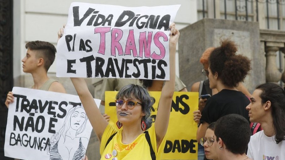 Ato pela Visibilidade Trans e Travesti reúne pessoas em luta contra a transfobia e discriminação em frente à Câmara Municipal do Rio de Janeiro, na Cinelândia, Centro da cidade