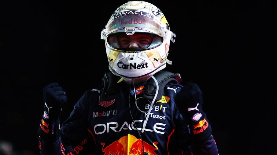 Verstappen tomou a ponta do GP da Arábia Saudita a três voltas do final
