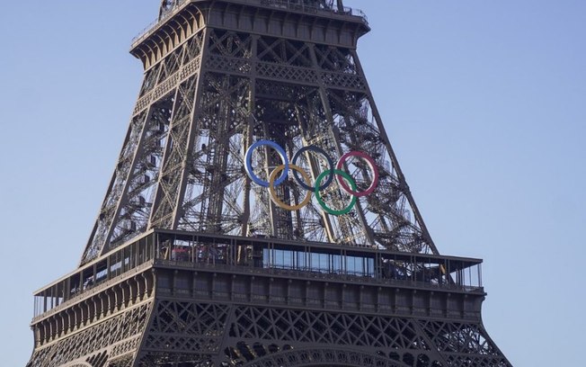 Está chegando a hora: Torre Eiffel tem anéis olímpicos instalados