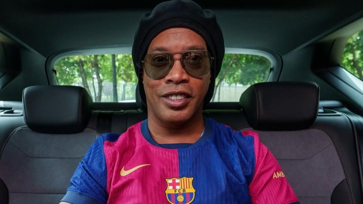 Ronaldinho marca golaço de falta em jogo entre lendas de Barcelona e Real Madrid