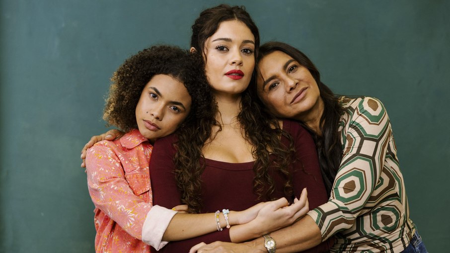 Alana Cabral, Sophie Charlotte e Dira Paes como Joélly, Gerluce e Lígia em 