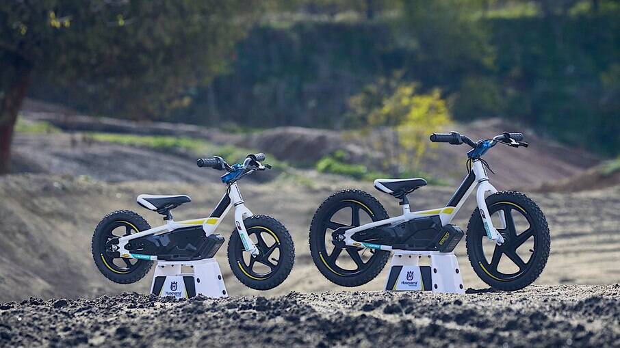 Ambos os modelos vêm com motores elétricos que levam as bikes até a 14 km/h, diz a fabricante