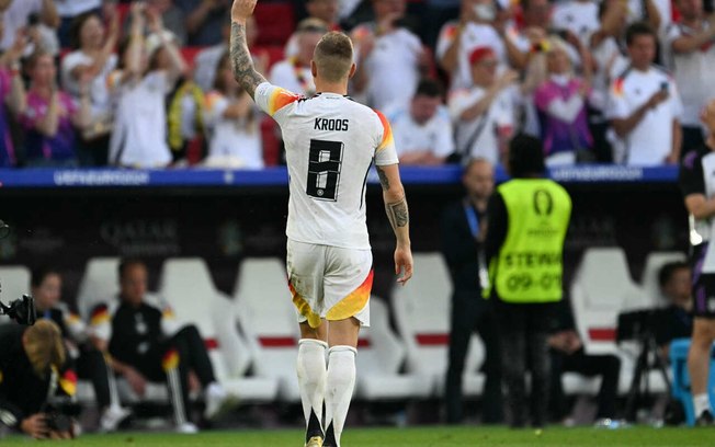 Toni Kroos acena para a torcida. Mesmo com a Alemanha eliminada pela Espanha, é ovacionado neste seu último jogo como profissional