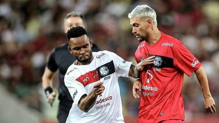 Carlos Alberto coloca ponto final em polêmica e elogia Arrascaeta