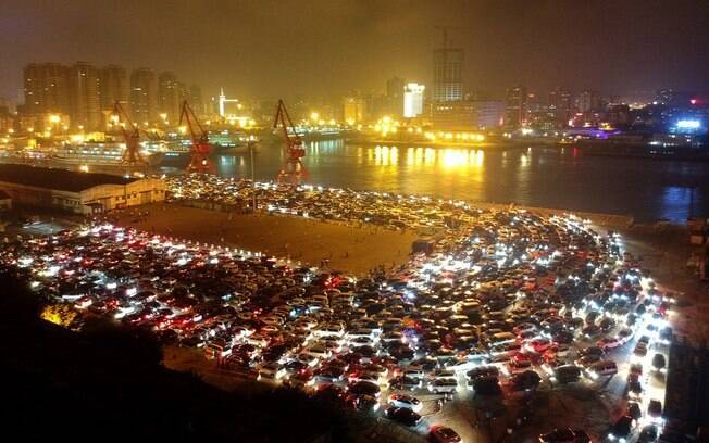 Durante um feriado local na China, mais de 100 mil pessoas passaram a noite em seus carros durante trânsito