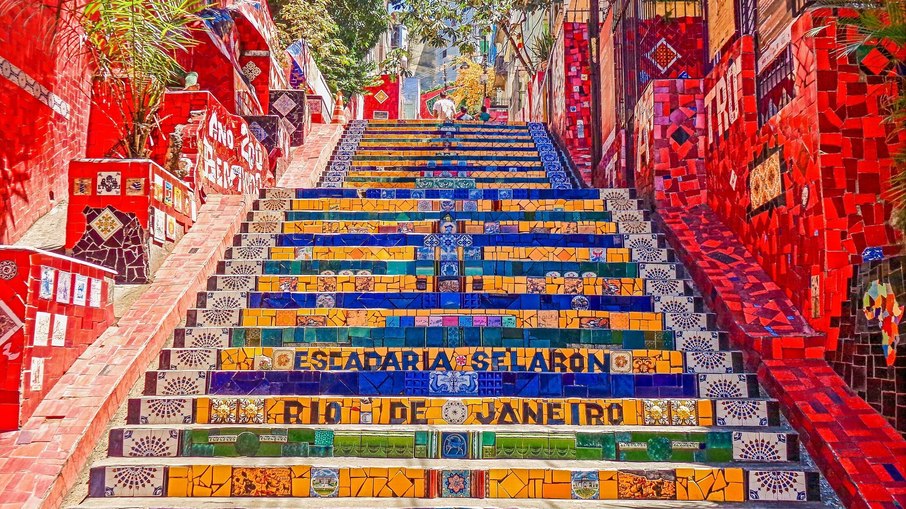 Escadaria Selarón, ponto turístico localizado entre os bairros de Santa Teresa e Lapa, no Rio de Janeiro