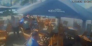 VÍDEO: onda forte derruba quiosque no Rio de Janeiro