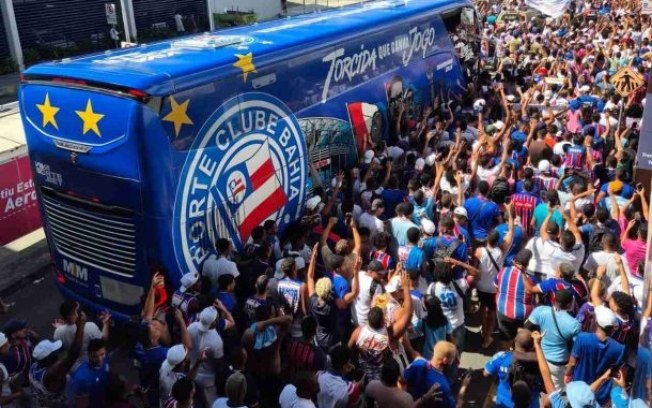 Torcida do Bahia acompanhou o ônibus do clube na chegada ao local