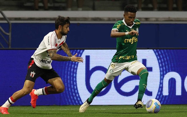 Estêvão supera marcação do Botafogo-SP no Allianz Parque