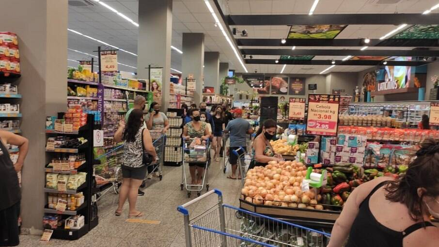 Supermercados dão descontos em produtos perto da validade ou 'feinhos'