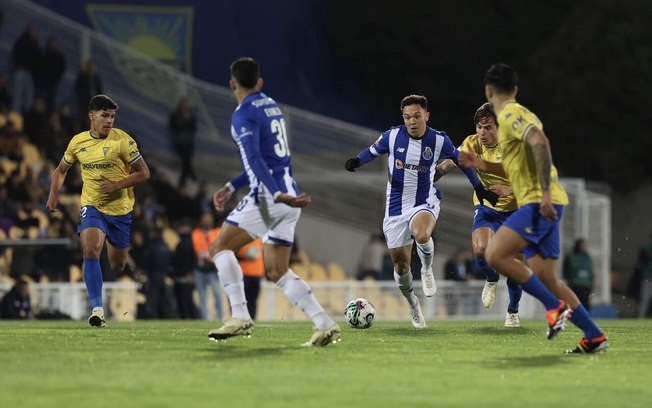 Porto teve jornada infeliz neste sábado (30) e se distanciou ainda mais dos líderes do Campeonato Português