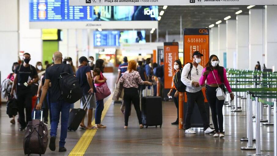 Passageiros reclamam de atrasos e dificuldades em aeroportos