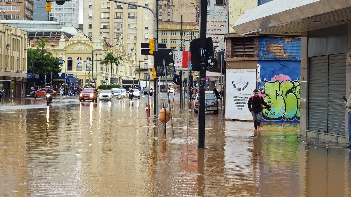 Enchente nas ruas de Porto Alegre