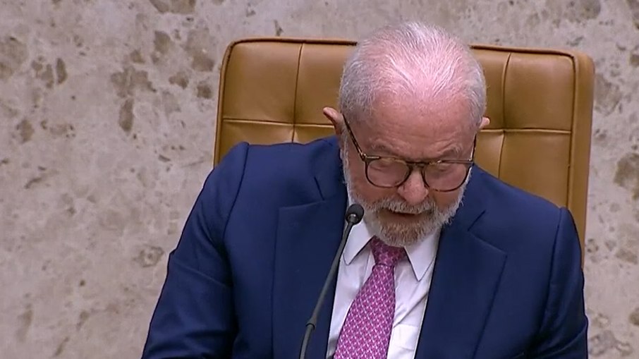 Lula discursando no STF