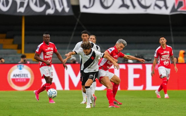 Spinelli tenta o chute, mas é bem marcado pela defesa do Santa Fe. Foto: Divulgação / Conmebol Spinelli tenta o chute, mas é bem marcado pela defesa do Santa Fe. Foto: Divulgação / Conmebol