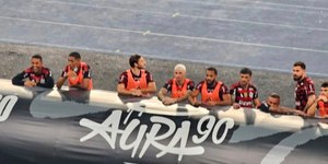 Atletas do Flamengo se divertem com briga na torcida do Botafogo