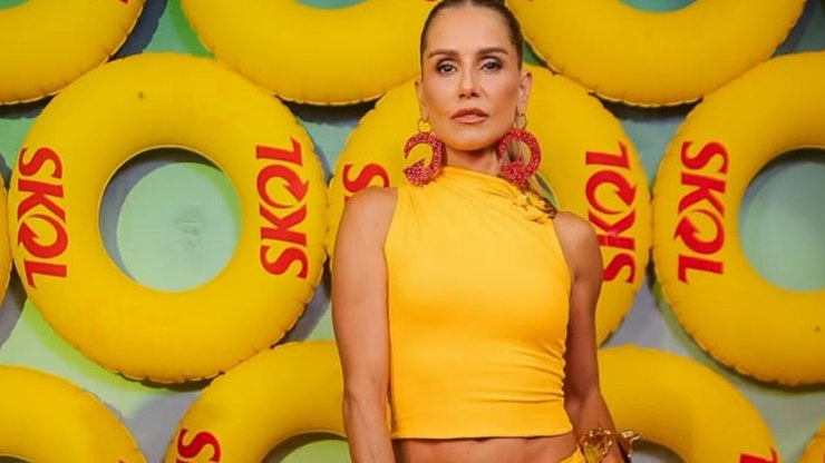 Deborah Secco surpreende ao surgir de barriga de fora em festa