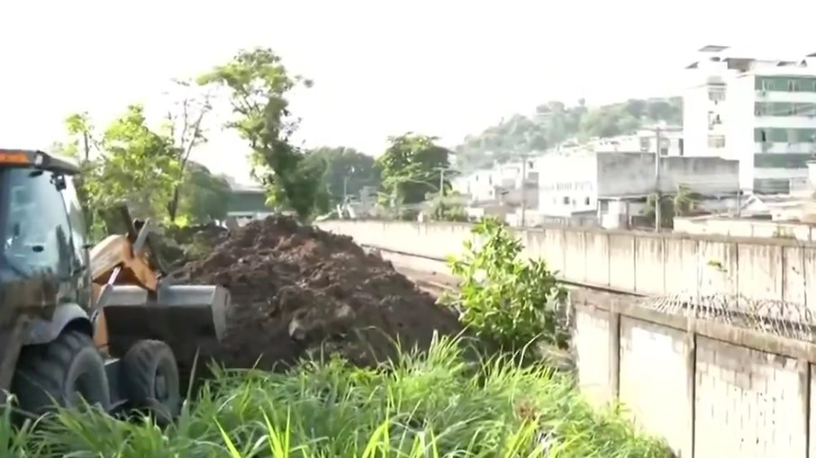 Muro cai sobre trilhos do metrô durante obras da Águas do Rio Muro cai sobre trilhos do metrô durante obras da Águas do Rio