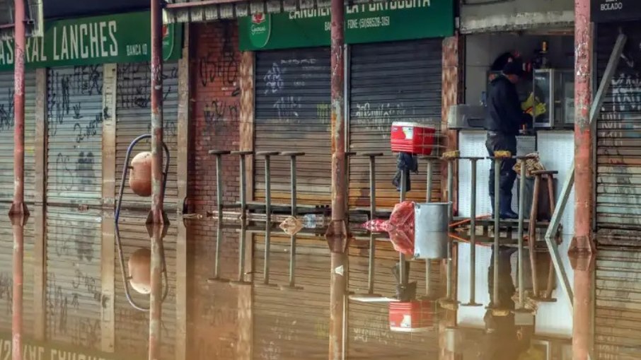 Água começa a baixar no centro da cidade de Porto Alegre