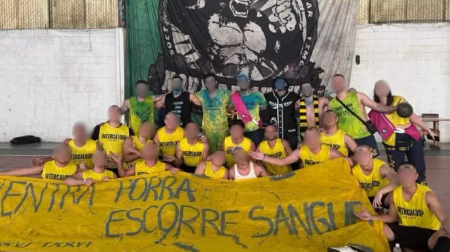 SP: alunos de faculdade exibem faixa e fazem apologia ao estupro SP: alunos de faculdade exibem faixa e fazem apologia ao estupro