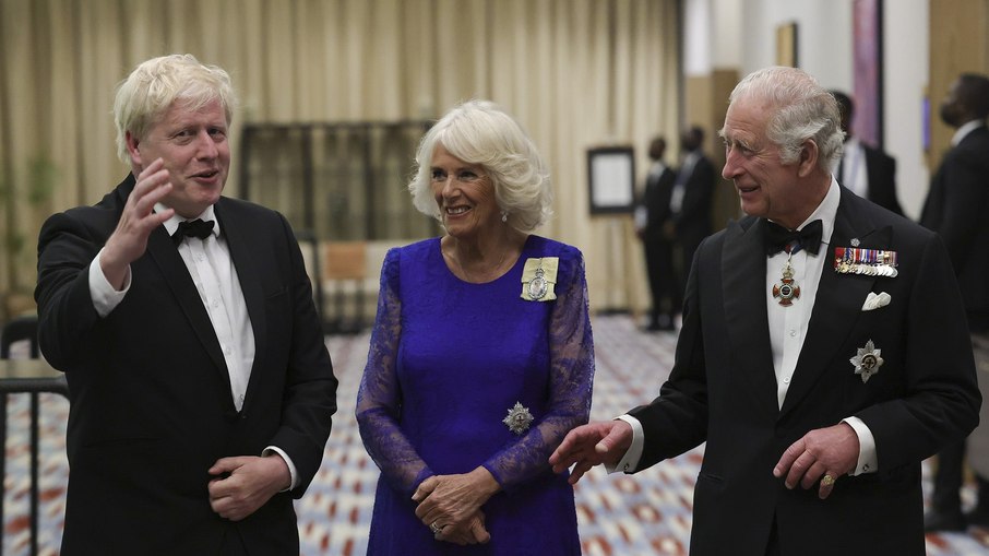 Rei Charles III, rainha consorte e Boris Johnson na CHOGM 2022, em Ruanda