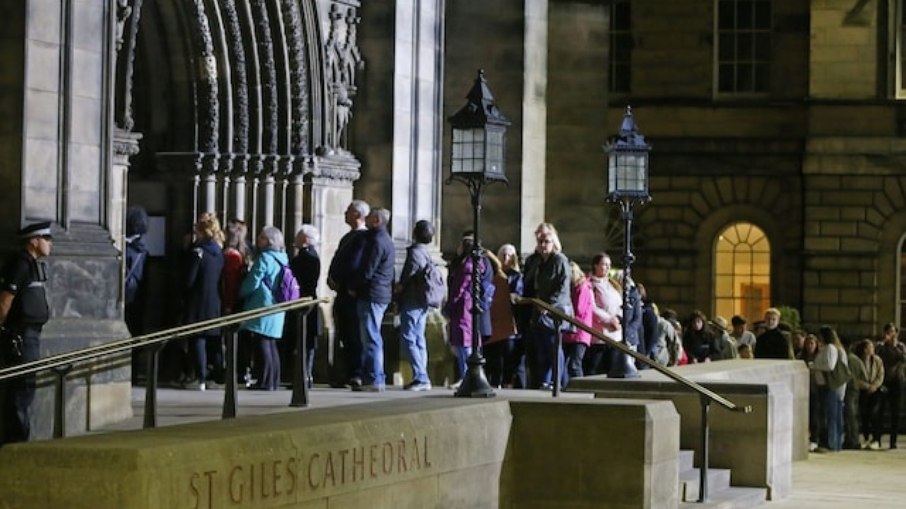 Escoceses fazem filas desde a madrugada para poder prestar a última homenagem à rainha
