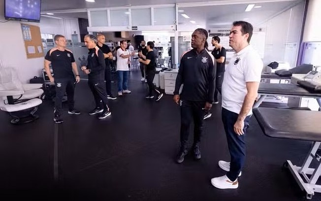 Seedorf se apresenta aos funcionários do clube Seedorf se apresenta aos funcionários do clube