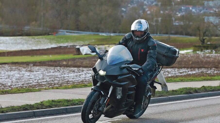 Kawasaki H2 SX flagrada em testes na Europa. Imagens estão circulando nas redes