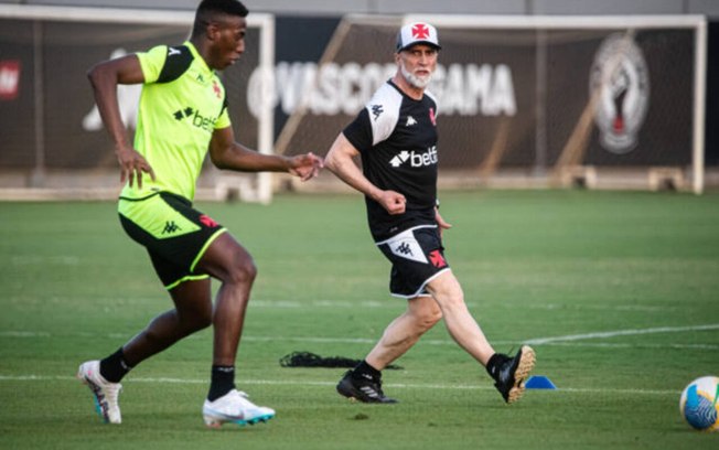 No CT Moacyr Barbosa, Álvaro Pacheco comanda seu primeiro treino pelo Vasco