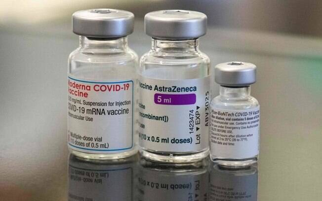 Covid-19: Estudos investigam efeito de mistura de doses de vacinas diferentes