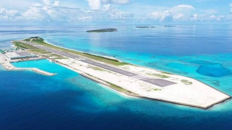 Cercada pelo mar azul turquesa por todos os lados, a pista do Aeroporto de Madivaru, nas Maldivas, tem 1.200 metros de comprimento e vai de ponta a ponta na ilha