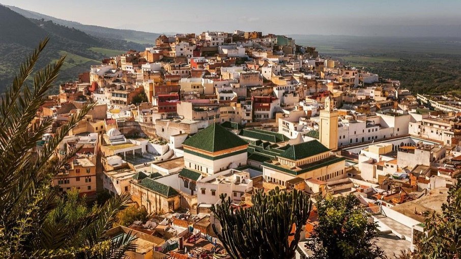As casinhas coloridas da cidade de Moulay Driss Zerhoun, ao norte do Marrocos