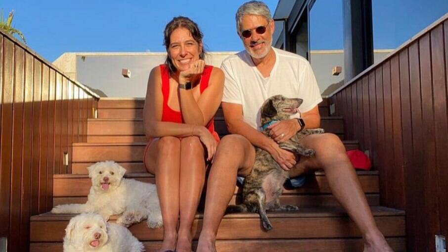 Natasha Dantas e William Bonner posam felizes ao lado dos cães.
