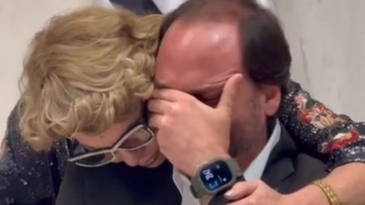 Carlos Bolsonaro chora ao receber homenagem na Alesp Carlos Bolsonaro chora ao receber homenagem na Alesp