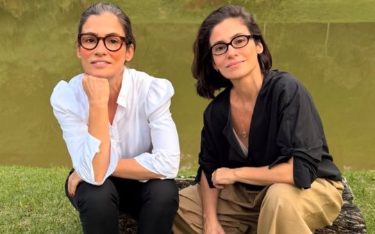 Renata Vasconcellos posa com irmã gêmea e chama atenção