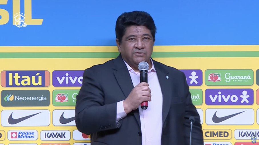 Presidente Ednaldo Rodrigues anunciando o novo treinador da Seleção feminina